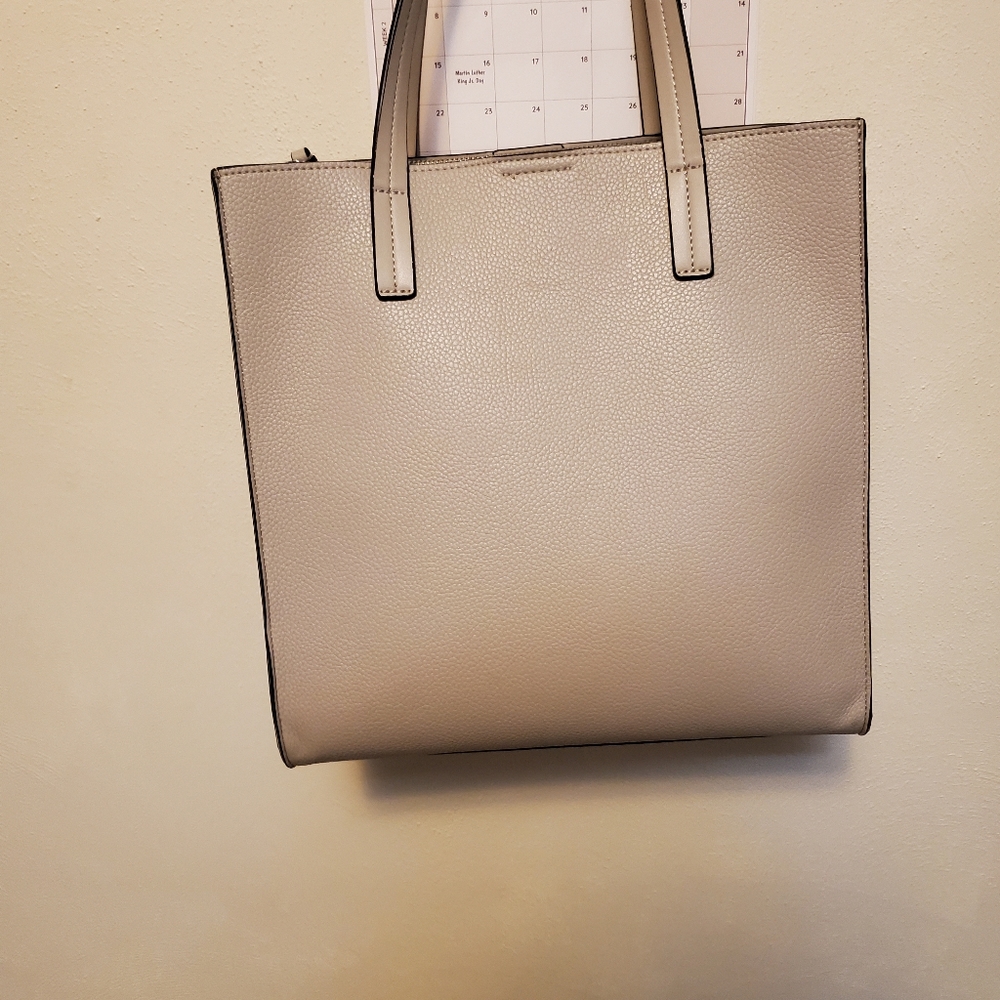 HOST PICK** CALVIN KLEIN HAND BAG - Picture 3 of 13